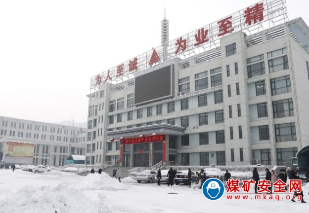 潞寧煤業(yè)積極組織掃雪   確保員工安全出行