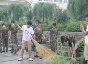 中國礦業(yè)大學“關(guān)注青少年”實踐服務團與勵志少年軍校師生打掃衛(wèi)生