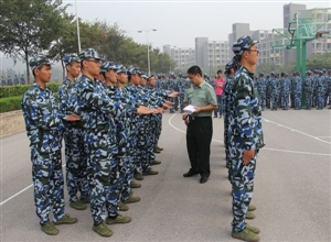 中國礦大礦業(yè)學(xué)院舉行軍訓(xùn)隊列會操表演