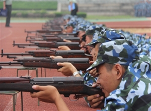 中國(guó)礦大礦業(yè)學(xué)院軍訓(xùn)打靶射擊訓(xùn)練火熱進(jìn)行中