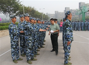 “特殊的軍訓(xùn)教官”——礦業(yè)學(xué)院13級(jí)輔導(dǎo)員與新生共軍訓(xùn)