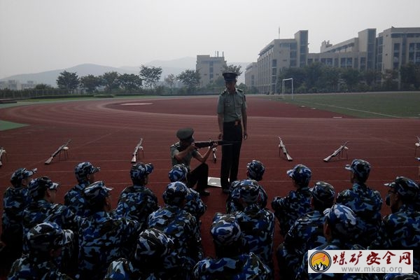 礦業(yè)學(xué)院新生軍訓(xùn)打靶射擊訓(xùn)練火熱進行中