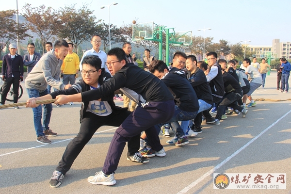 礦業(yè)學(xué)院體育委員會(huì)舉辦拔河比賽