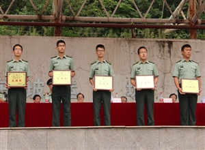 中國礦業(yè)大學機電新生參加2015級軍訓總結(jié)表彰大會