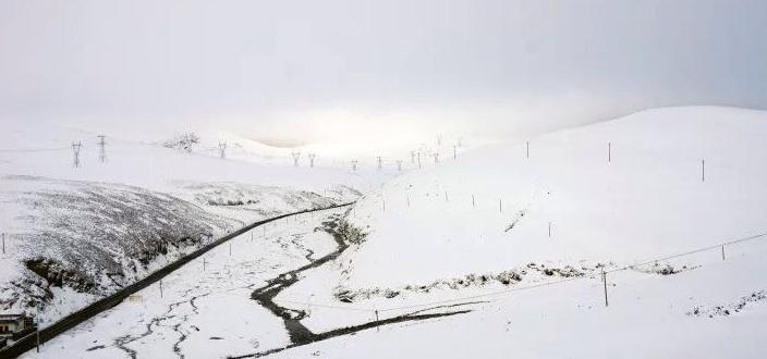 雪山腳下的鐵路道口 劉娟攝影作品