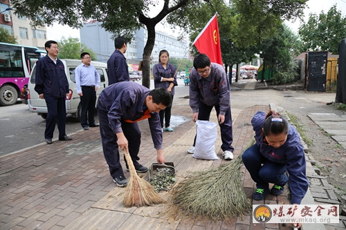 萊蕪煤機(jī)公司開(kāi)展環(huán)境清潔、文明勸阻志愿服務(wù)活動(dòng)