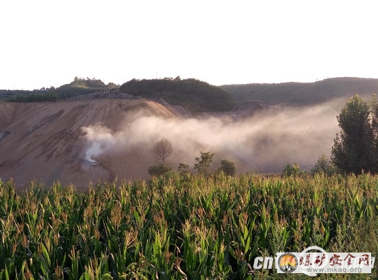 銅川王石凹煤礦煤矸石自燃散發(fā)毒氣 村民不敢開窗(組圖)