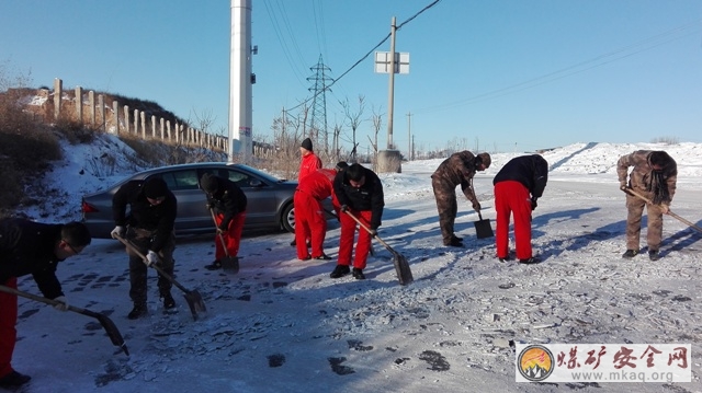 平煤救護大隊清理街道積雪