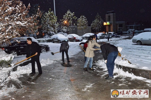 同煤漳澤電力蒲洲發(fā)電（熱電）公司黨員義務(wù)清掃積雪