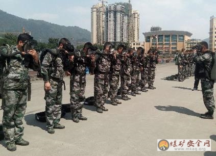 “萬米行軍，負(fù)重前行”芙蓉隊對新隊員開展萬米佩機訓(xùn)練