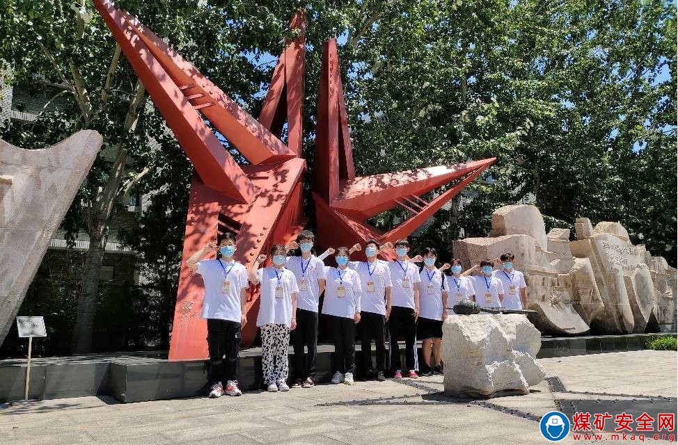 烈士陵園祭英烈，革命薪火代相傳