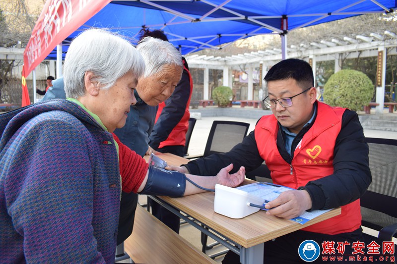 蒲白礦業(yè)技校聯(lián)合團(tuán)委組織開展學(xué)雷鋒志愿服活動(dòng)