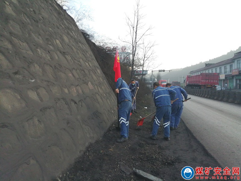 蒲白煤化運營公司建莊項目部志愿服務(wù)讓道路更平整