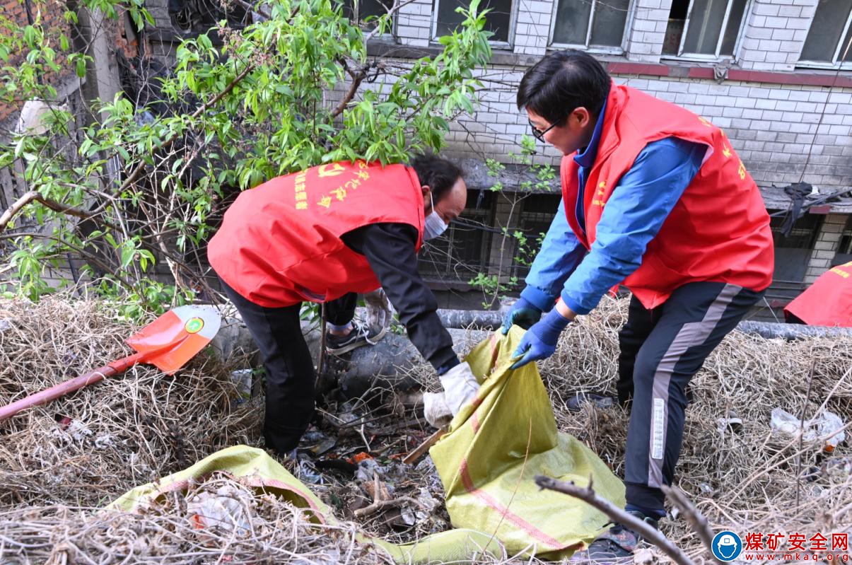 河南能源義煤公司石壕煤礦：“紅馬甲”再出動(dòng)  清垃圾不含糊