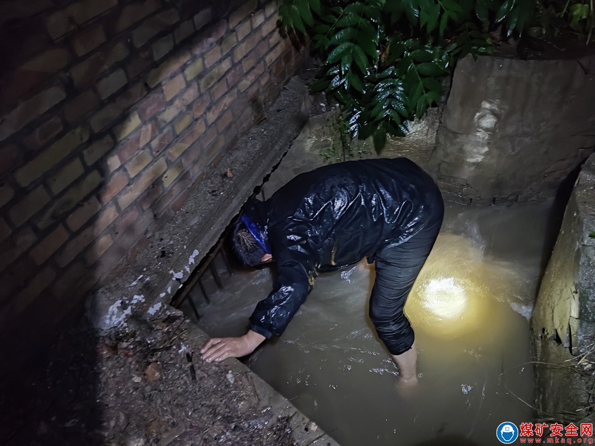 蒲白中心社區(qū)：致敬！雨夜堅守的身影