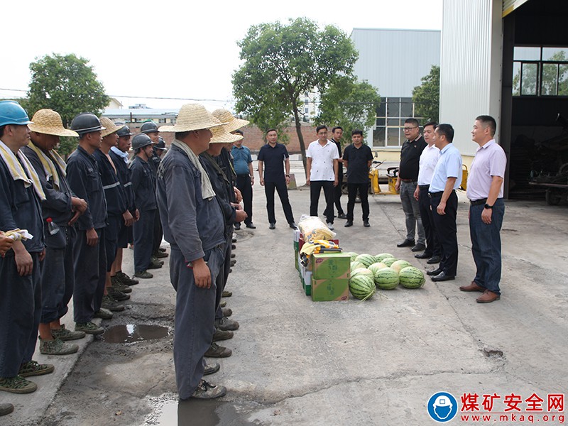 皖北煤電集團公司任樓煤礦慰問地面高溫車間工作職工