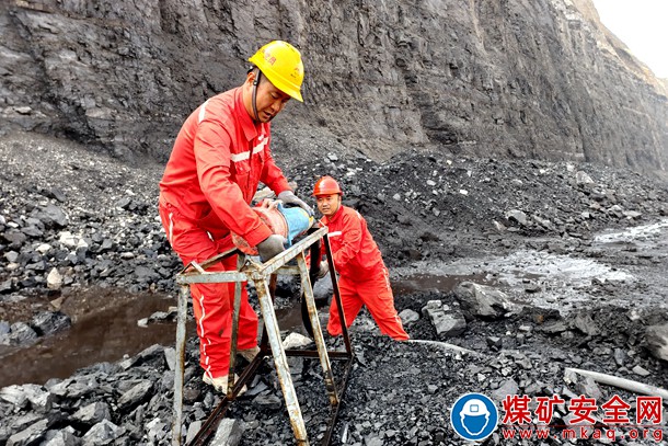 準(zhǔn)能黑岱溝礦雨后特巡提升供配電系統(tǒng)穩(wěn)定性