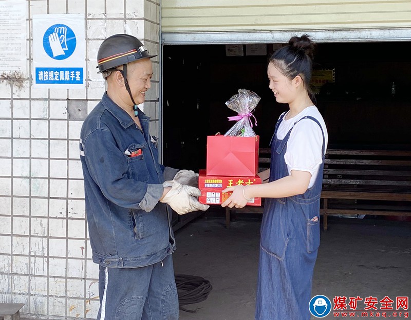 川煤集團(tuán)華榮能源龍灘公司開展“夏日送清涼 感親恩 揚(yáng)美德”慰問(wèn)活動(dòng)