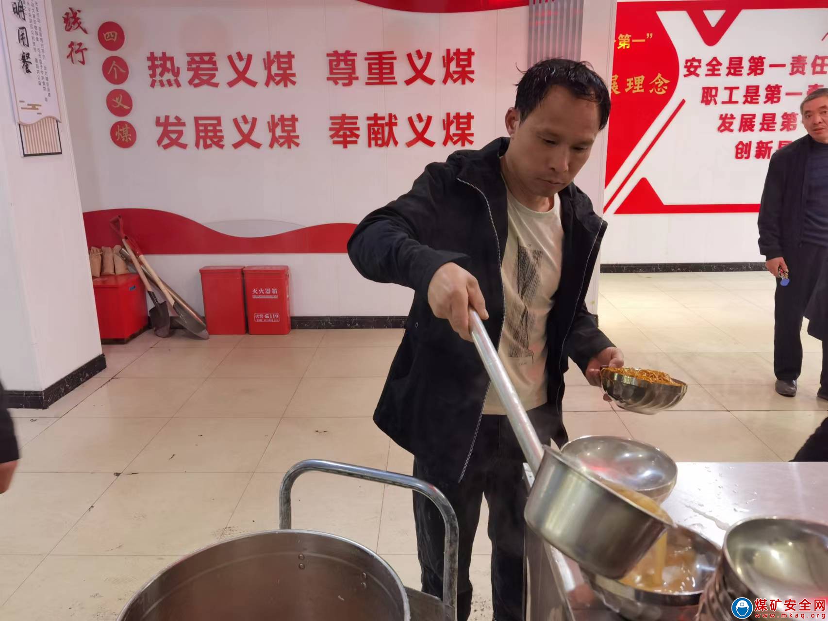 河南能源義煤公司石壕煤礦：用心辦“食”事