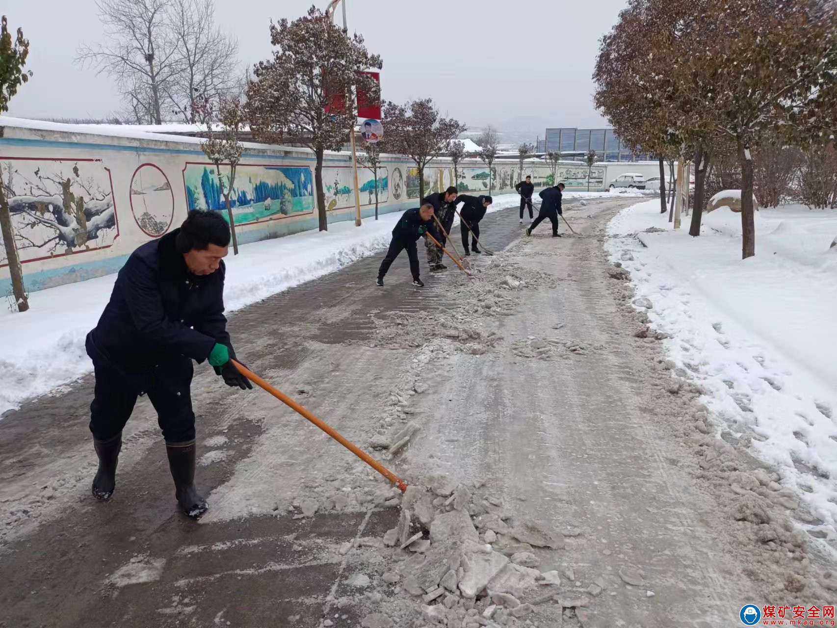  河南能源義煤公司石壕煤礦：道路清雪助安全