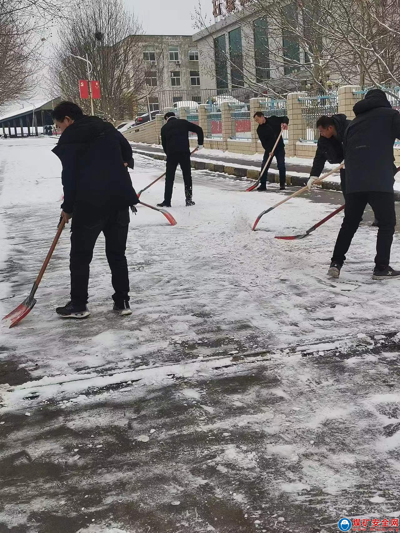 河南能源義煤公司石壕煤礦：鏟冰除雪義不容辭