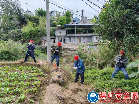 川煤華榮能源廣元信息分公司廣元站遷改桿路為新農(nóng)村建設(shè)“讓道”